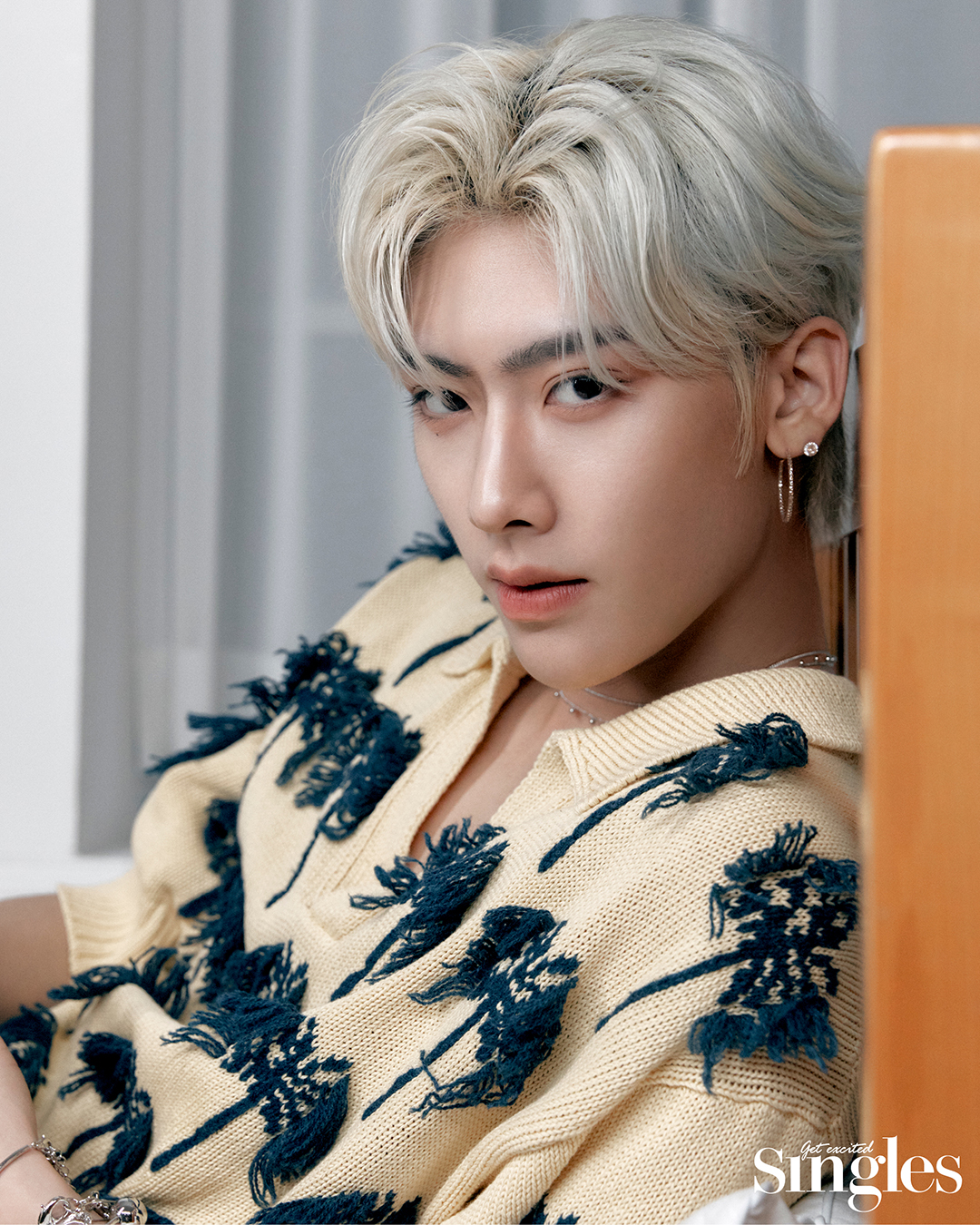 리키가 진 샌더 by 분더샵의 니트를 착용하고 촬영한 싱글즈 화보